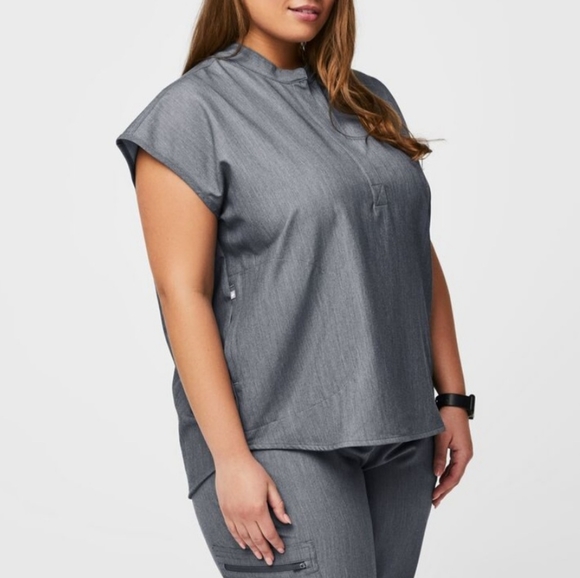 wearfigs Women's Graphite Rafaela Oversized Scrub Top - Picture 2 of 5
